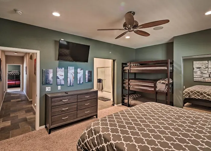 Sun-soaked Colorado River Haven - Walk To Beaches! *