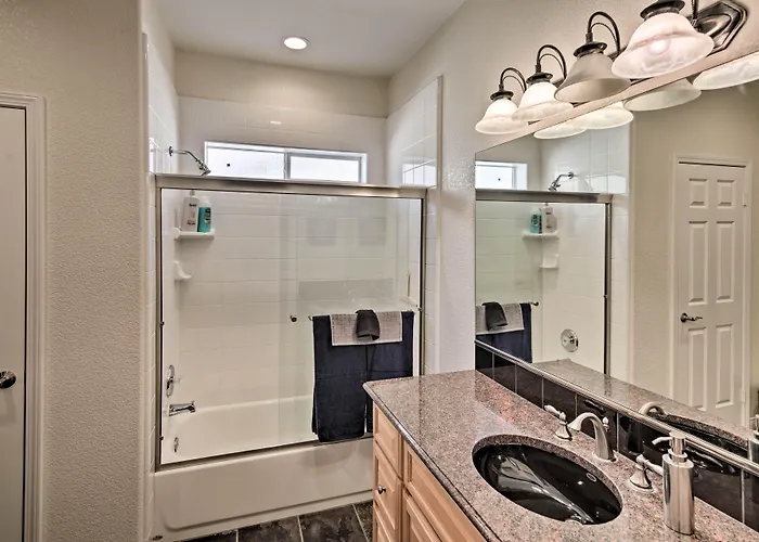 Holiday home Sun-soaked Colorado River Haven - Walk To Beaches! *