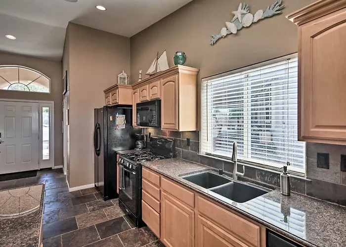 Holiday home Sun-soaked Colorado River Haven - Walk To Beaches! *